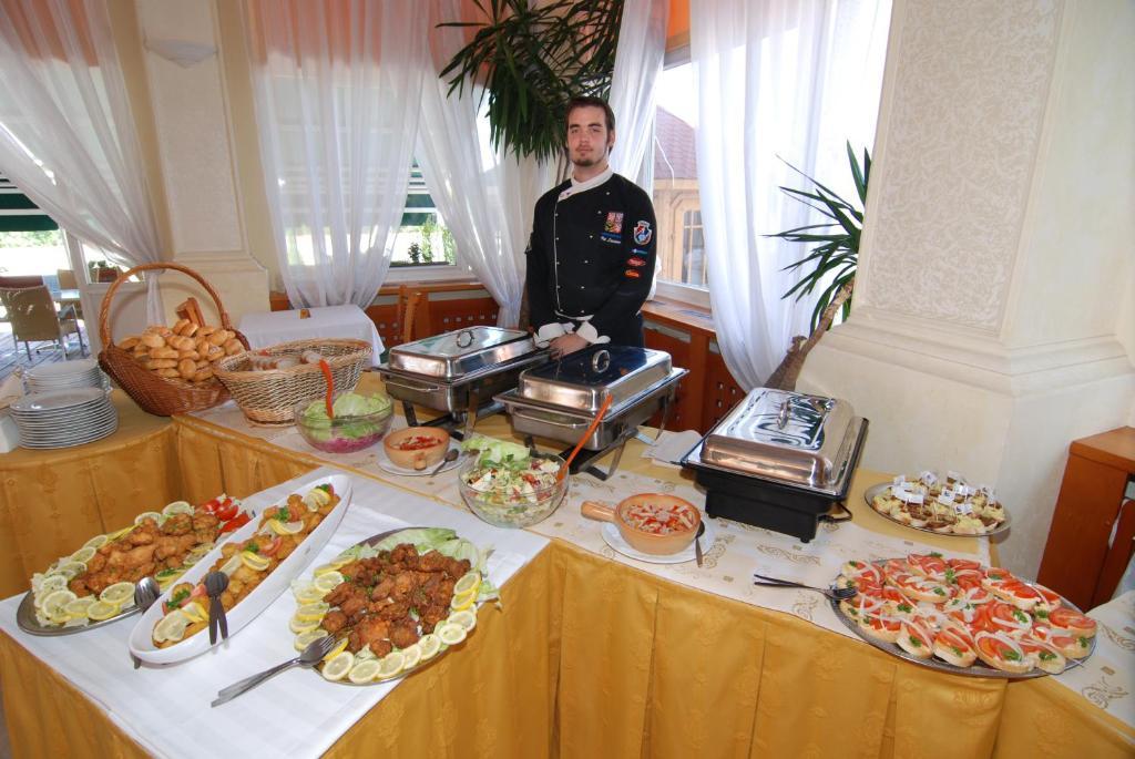 Hotel Bila Ruze Pisek  Bagian luar foto
