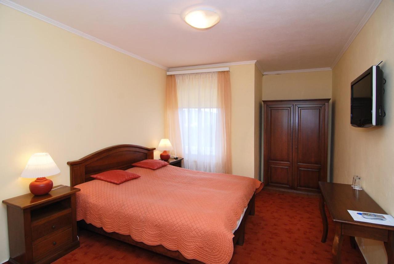 Hotel Bila Ruze Pisek  Bagian luar foto