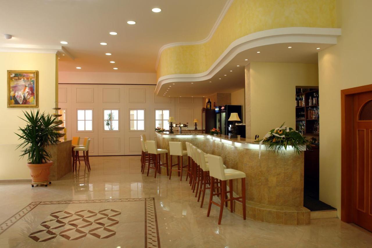 Hotel Bila Ruze Pisek  Bagian luar foto