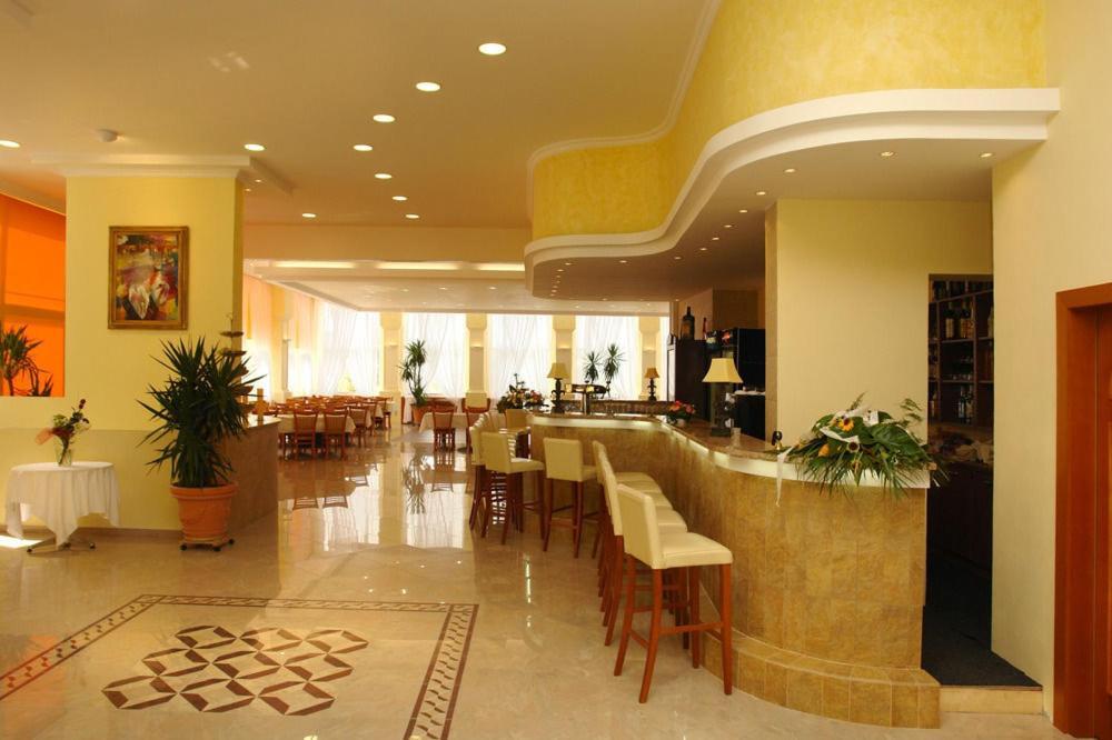 Hotel Bila Ruze Pisek  Bagian luar foto